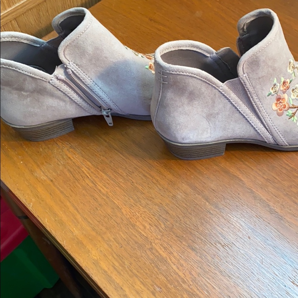 Side zip bootie. - Picture 2 of 7